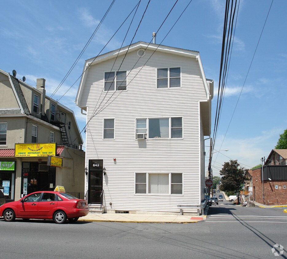 Foto del edificio - 643 Palisade Ave