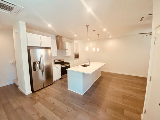 Building Photo - NEWER TOWNHOME AT THE MILL AT BROADWAY - A...
