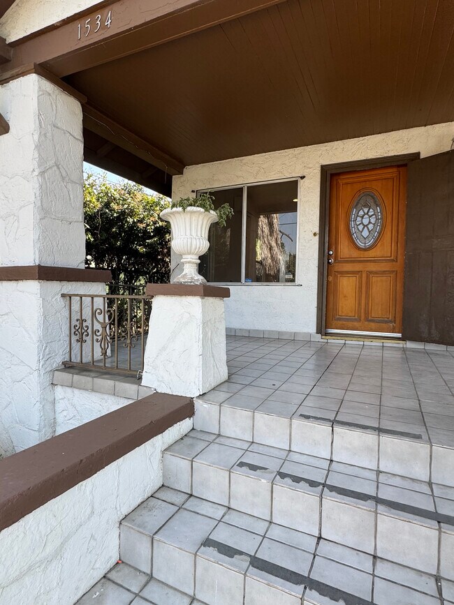 Amplio porche privado - 1536 North Mariposa Avenue