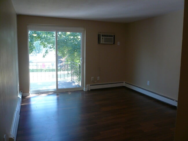 Building Photo - 426 Pleasant St
