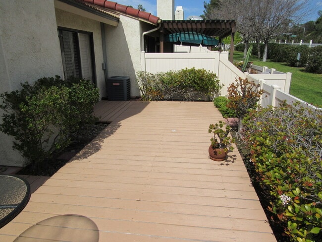 Building Photo - Spacious, light & bright 55+ condo