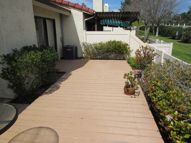 Foto del edificio - Spacious, light & bright 55+ condo