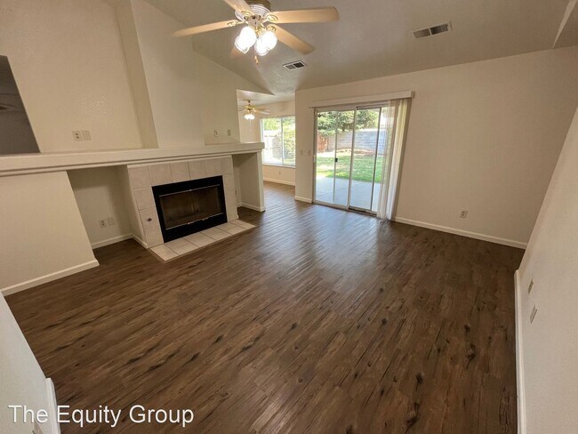 Foto del edificio - 3 br, 2 bath House - 451 W. Marilyn Street
