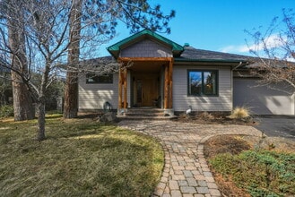 Building Photo - 26 NW Shasta Pl