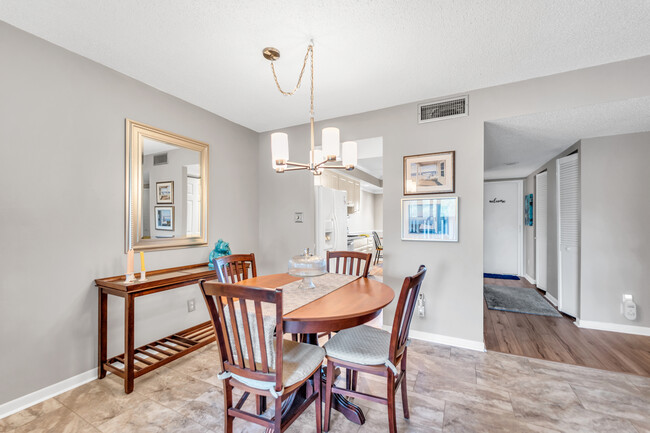 Building Photo - 2800 Cove Cay Dr