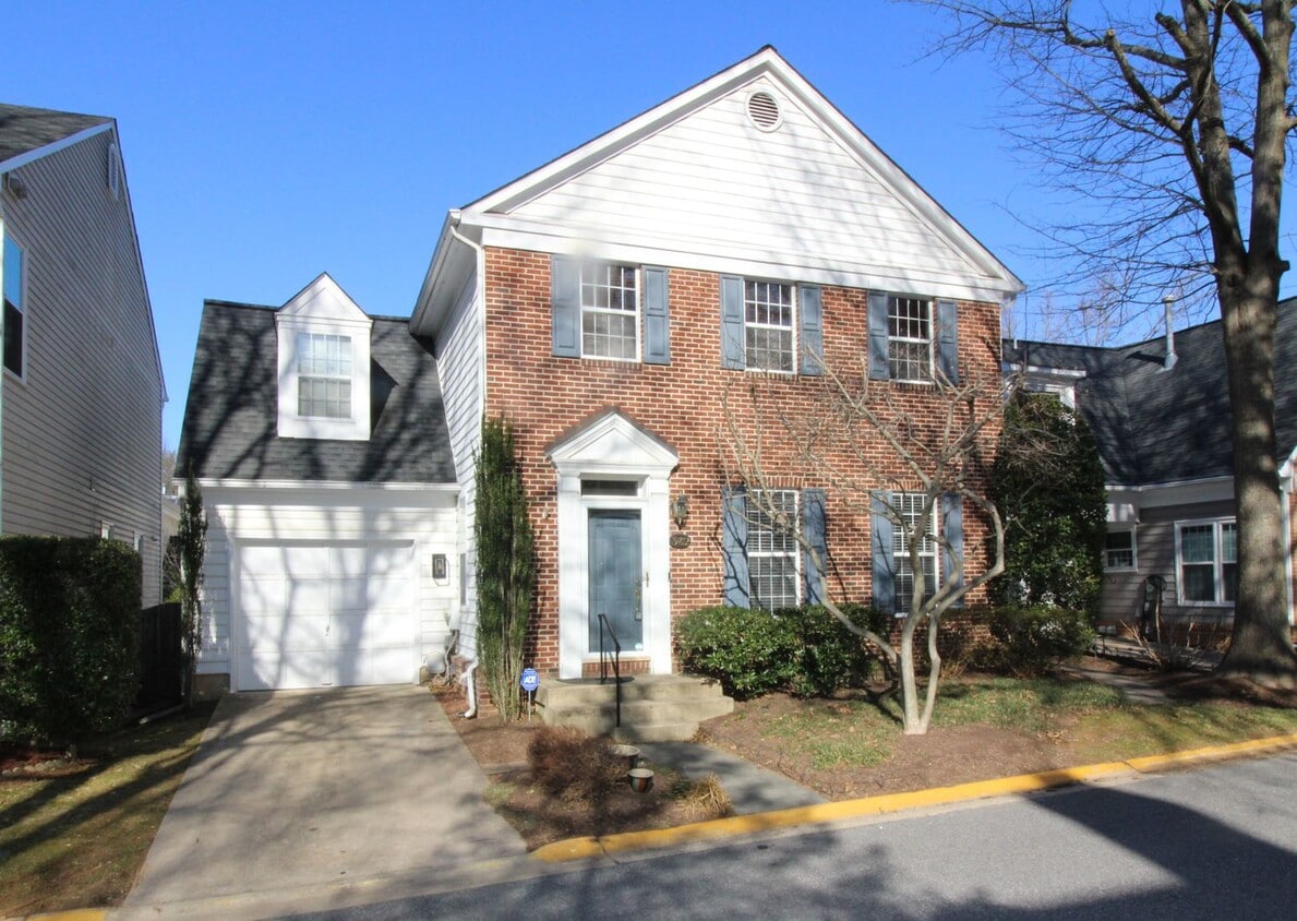 Primary Photo - Beautiful 4BR 3.5BA single family home wit...