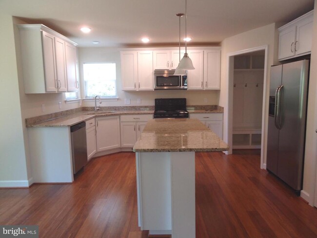 Foto del edificio - 10302 Bluebird Ct