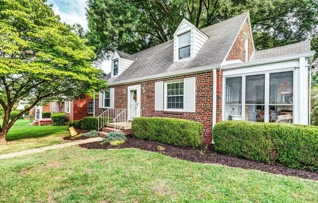 Building Photo - 3500 Rosewood Ave