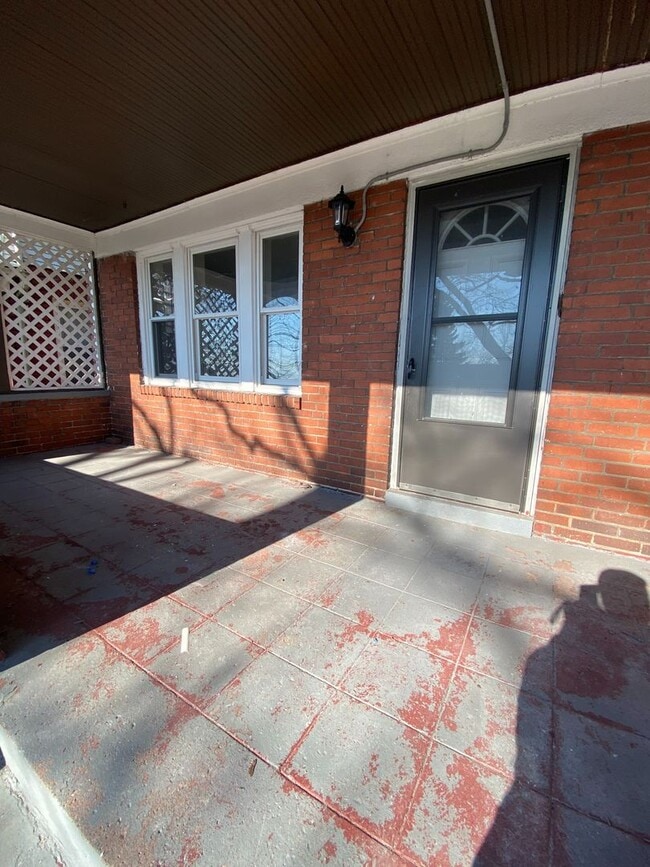 Building Photo - 2 Bedroom Home with New Kitchen - convenie...