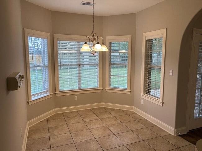 Building Photo - 3069 Roseleigh Dr