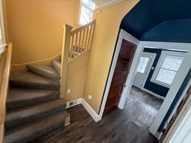 Building Photo - 605 N 6th St