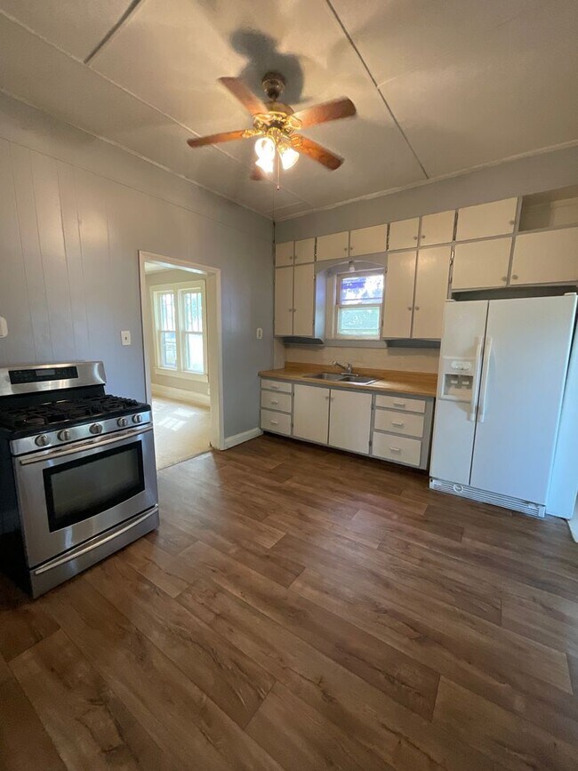 Building Photo - 2 Bedroom one Bath