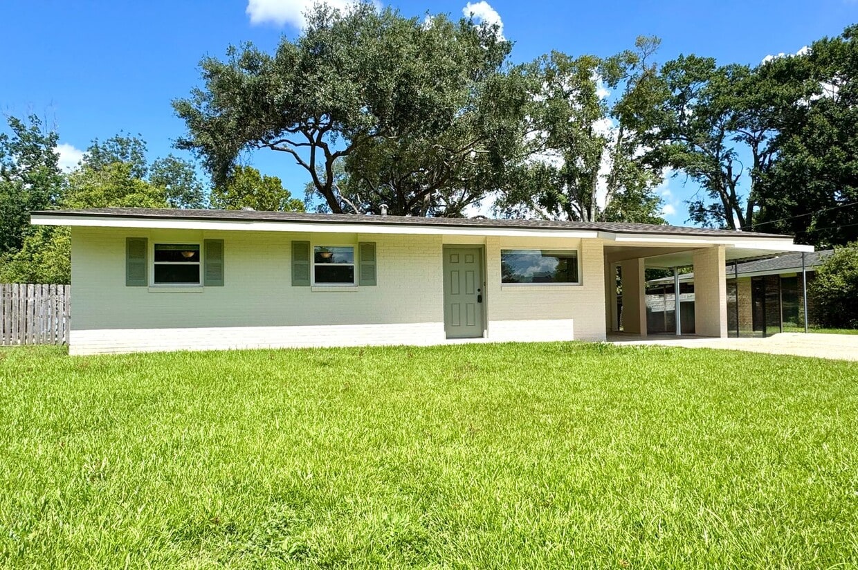 Primary Photo - Beautifully Remodeled 3BR/2BA Pet-Friendly...