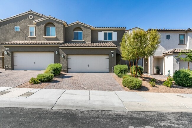 Foto del edificio - GORGEOUS TOWNHOME*UPGRADED*ALL APPLIANCES*...
