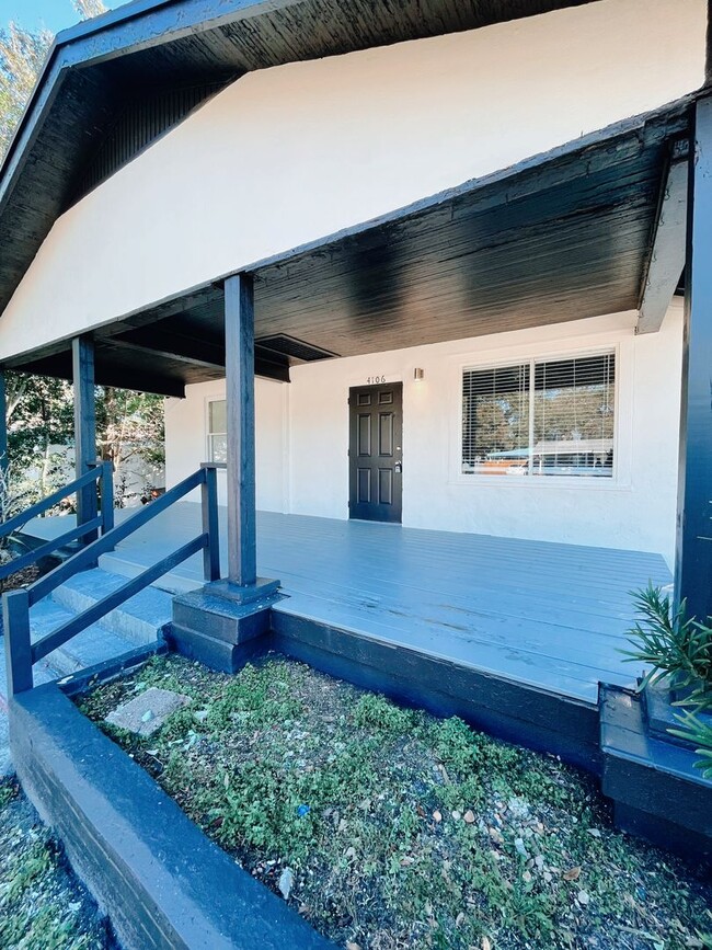 Building Photo - 3/2 Historic Home Available NOW!