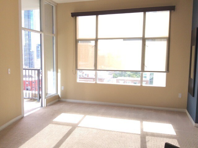Sala de estar y puerta al balcón - 530 K St