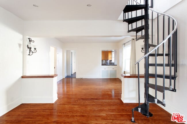 Building Photo - 547 Brooks Ave