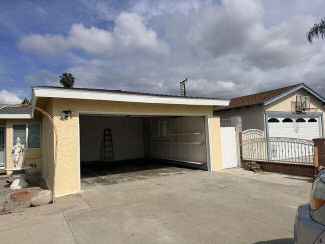 Foto del edificio - Spacious 3BR Home with Central AC & Private Yard in Baldwin Park