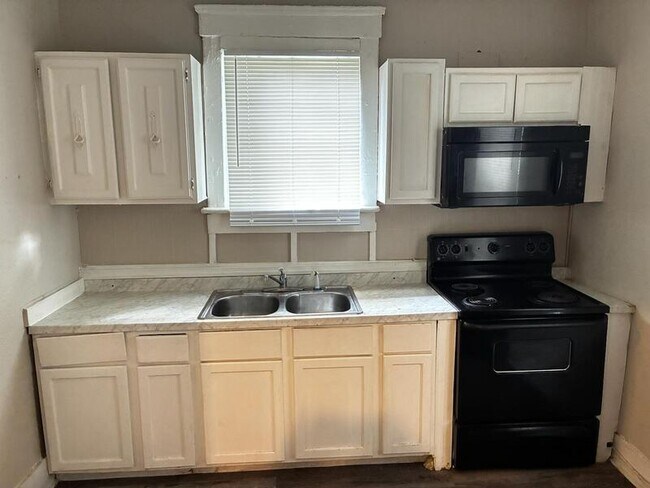 Foto del edificio - 1672 W 2nd St