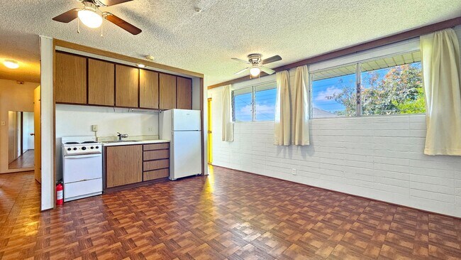Foto del edificio - 3 bed/1 bath/2 parking downstairs apartment in Manoa Home
