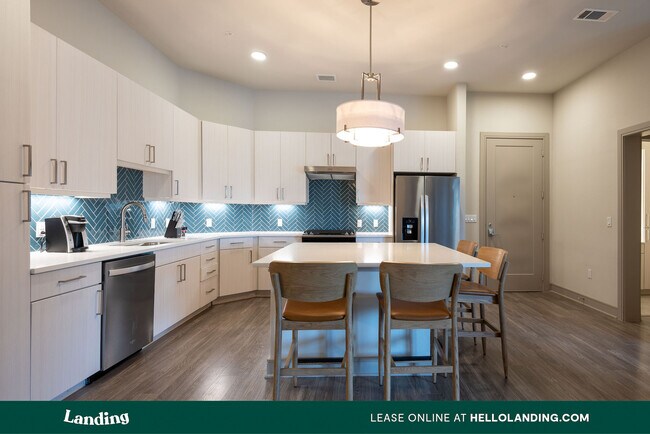 Building Photo - 1614 E 6th St