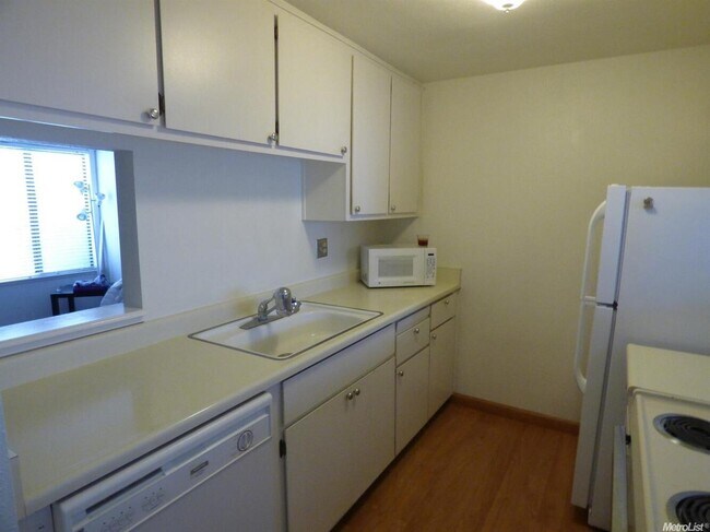 Kitchen - 2300 Sycamore Ln