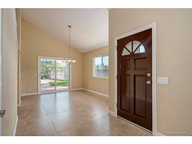 Building Photo - 3 Bedroom 2.5 Bath Home Near Lake Calavera!