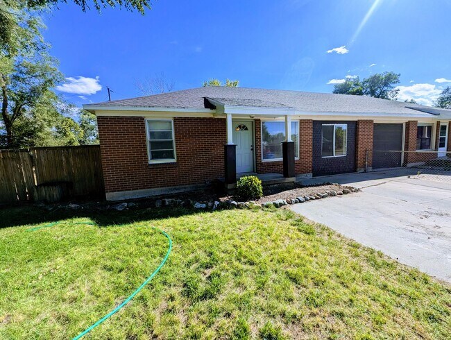 Building Photo - Private East Murray Home with HUGE yard!