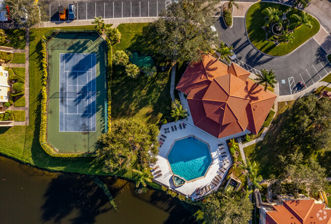 Piscina con terraza - Condos at Villagio