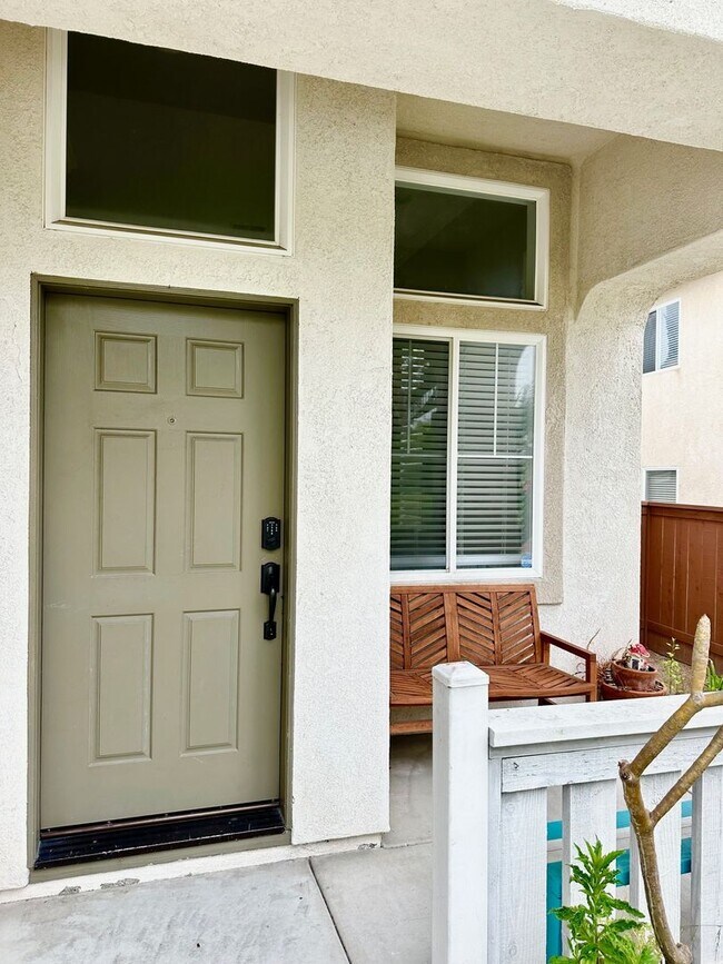 Foto del edificio - Beautiful 5 Bedroom 2 !/2 Bath two story h...