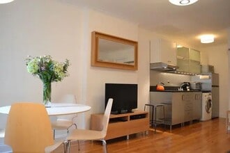 Building Photo - 390 Everett Ave