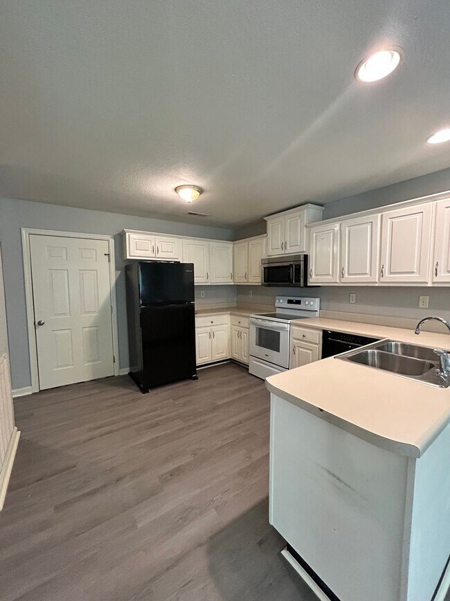 Foto del edificio - Charming 2 Bed, 1 Bath, 1 Car Garage, Covered Patio in Private Neighborhood!