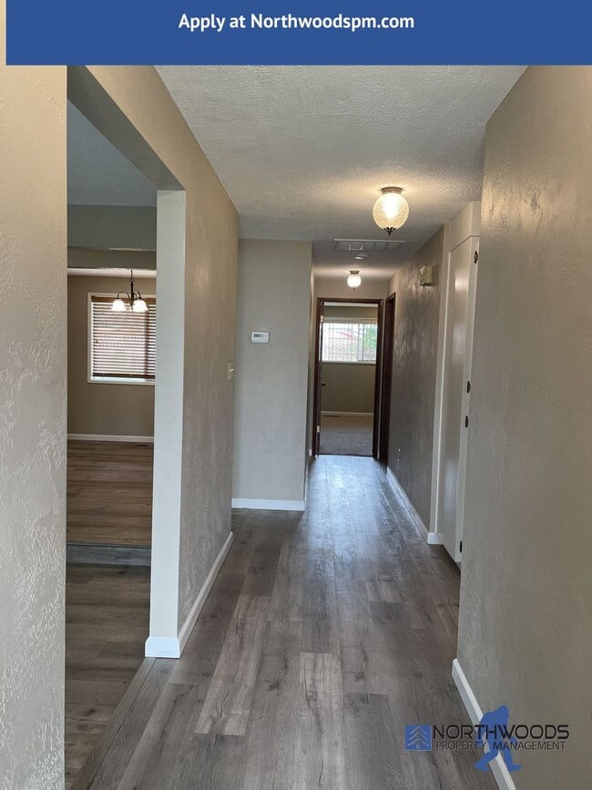 Building Photo - Nice 3 bed 2 bath in Great Neighborhood-La...