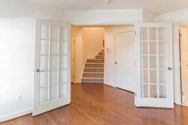 Foto del edificio - Lovely Townhome Conveniently Located!