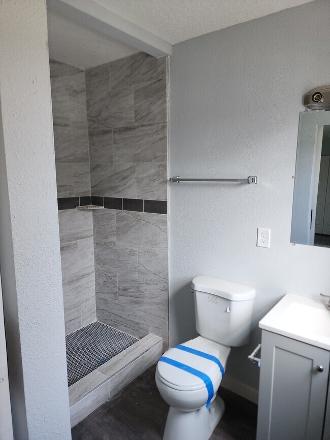 Building Photo - 209 E 17th St