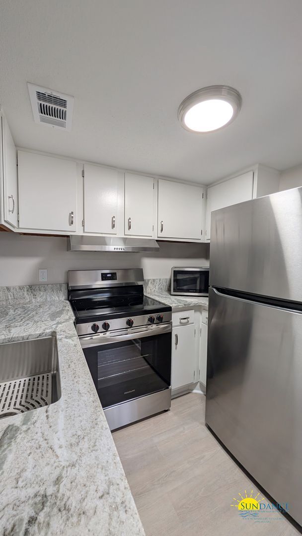 Foto del edificio - Expansive waterfront covered patio off this fully renovated Fort Walton Condo!