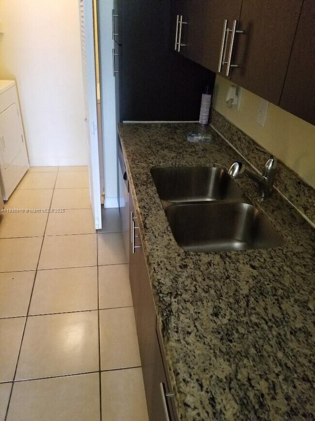 Foto del edificio - 3979 NW 87th Ave