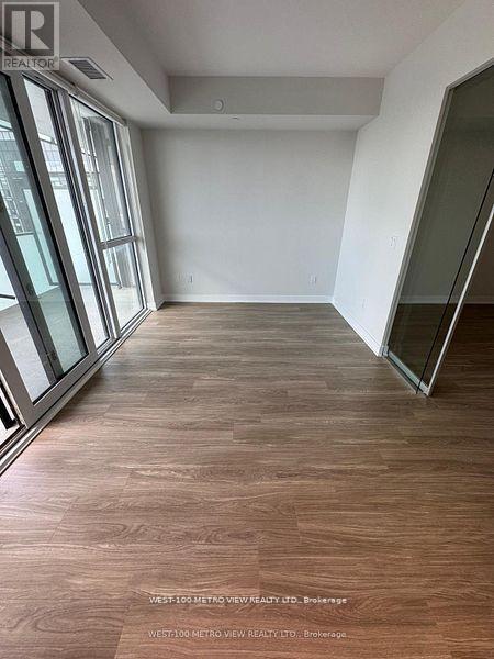 Photo du bâtiment - 430 Square One Dr