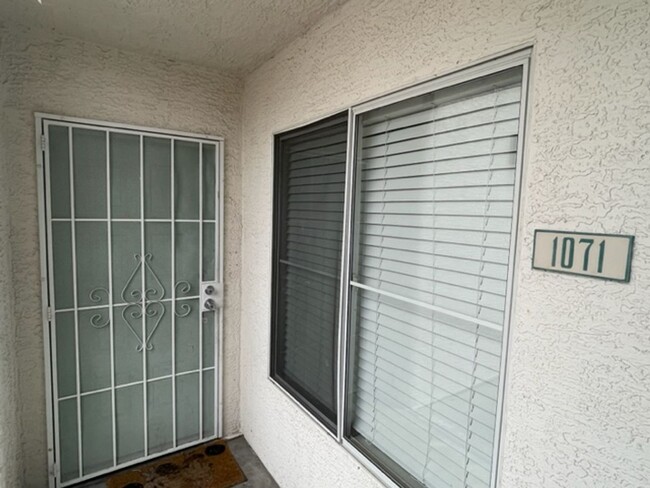 Foto del edificio - GREAT 2 BEDROOM 2 BATH LOCATED NEAR SUMMERLIN