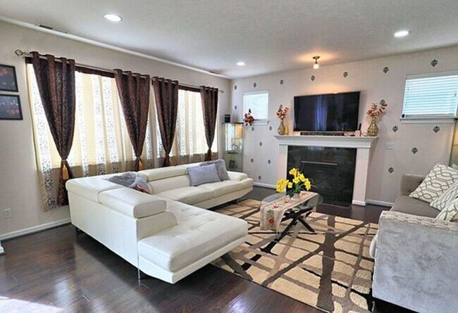 Building Photo - Stunning Air conditioned 4 Bedroom with Loft in Bothell
