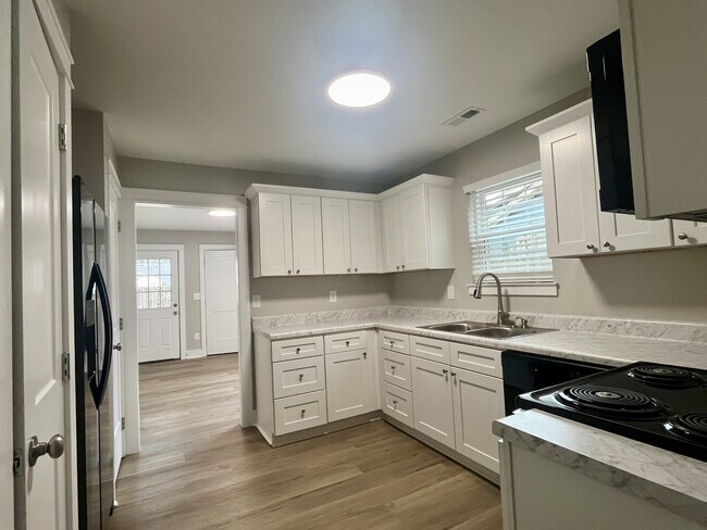 Building Photo - 2916 McDonald Dr SW