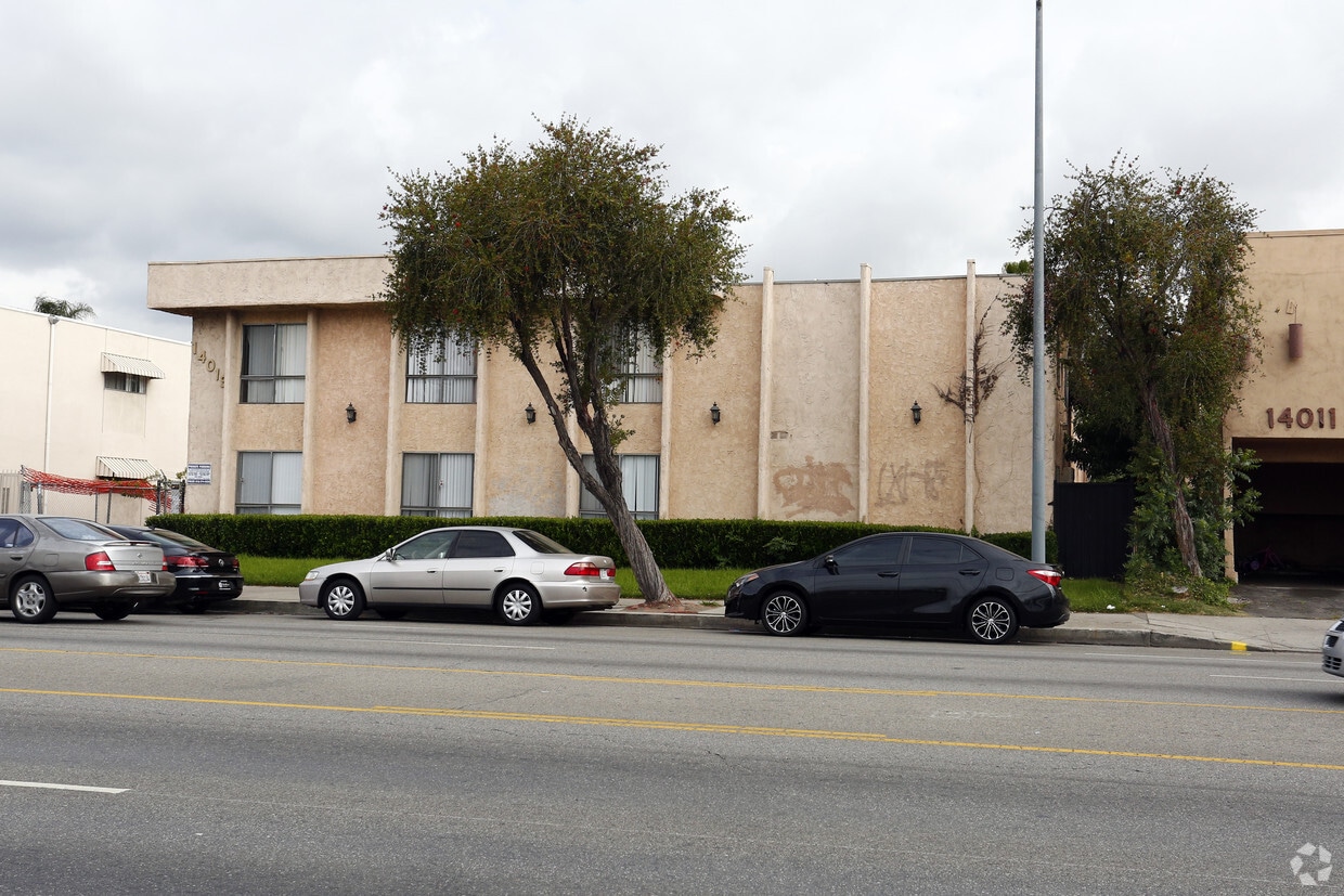 Building Photo - 14019 Sherman Way