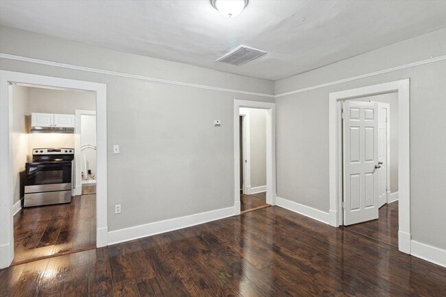 Building Photo - Large Downtown 3BR/2BR House Walking Distance to Forsyth Park