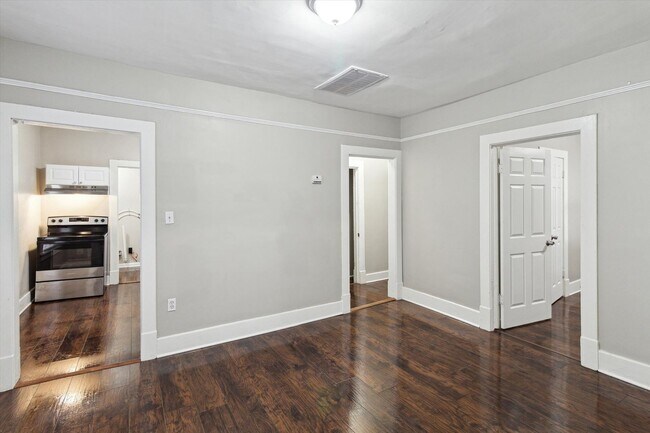 Foto del edificio - Large Downtown 3BR/2BR House Walking Distance to Forsyth Park