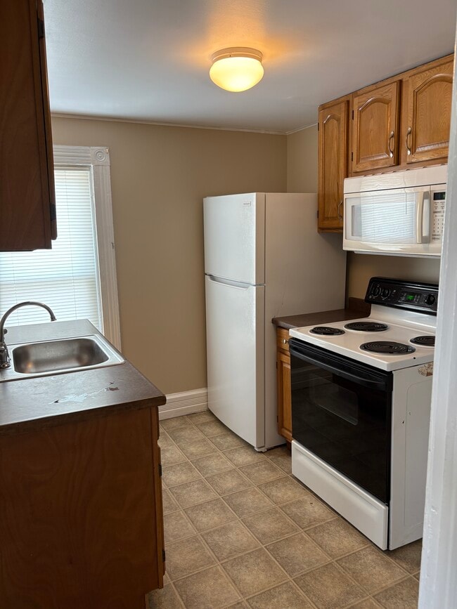 Kitchen - 248 Oakwood Ave