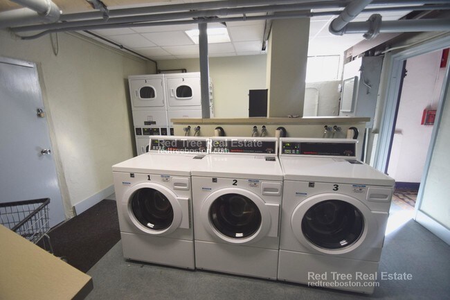 Building Photo - 65 Strathmore Rd