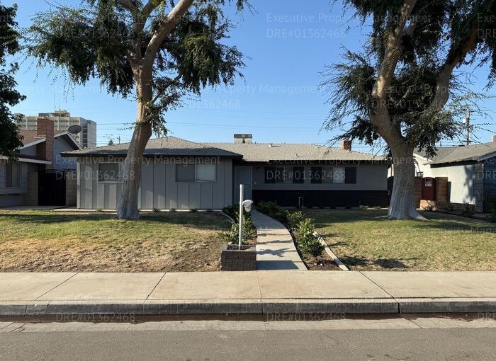 Foto principal - 3 bedroom/ 2 bathroom home located near th...