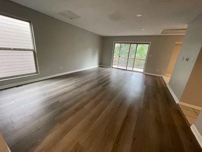 Foto del edificio - 2185 Broadmoor Rd Cir