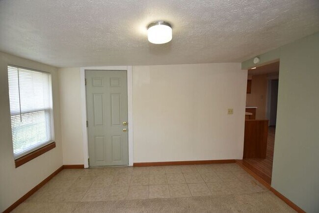 Foto del edificio - Close to Downtown Mishawaka- 2 bedroom duplex apartment