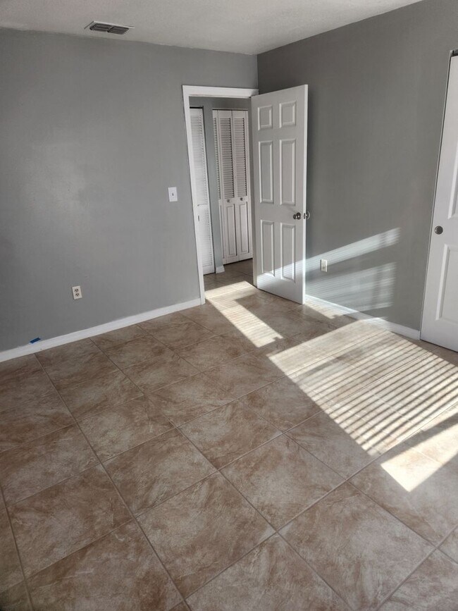 Foto del edificio - 2 Bedroom/2 Bath with rear lanai/porch are...